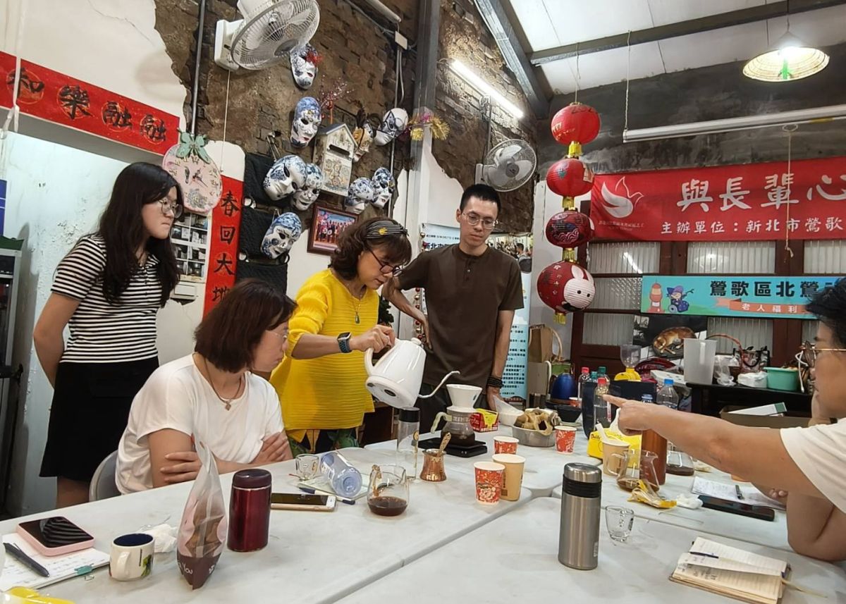 圖／北鶯社區發展協會理事長李素貞將自家舊宅打造為「巷弄老屋咖啡」，並融入性平元素，無償提供社區長輩學習沖泡咖啡。（新北市政府社會局提供）