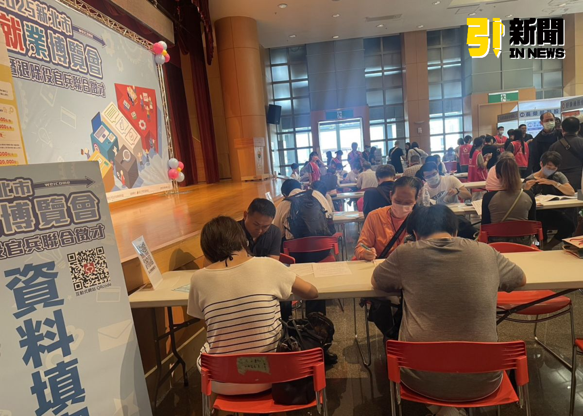 圖／新北市就業服務處今日與新北榮民服務處在市府6樓大禮堂合辦就業博覽會，現場共吸引49家企業參與，提供2,848個多元職缺 。（記者陳志仁攝，2025.08.19）