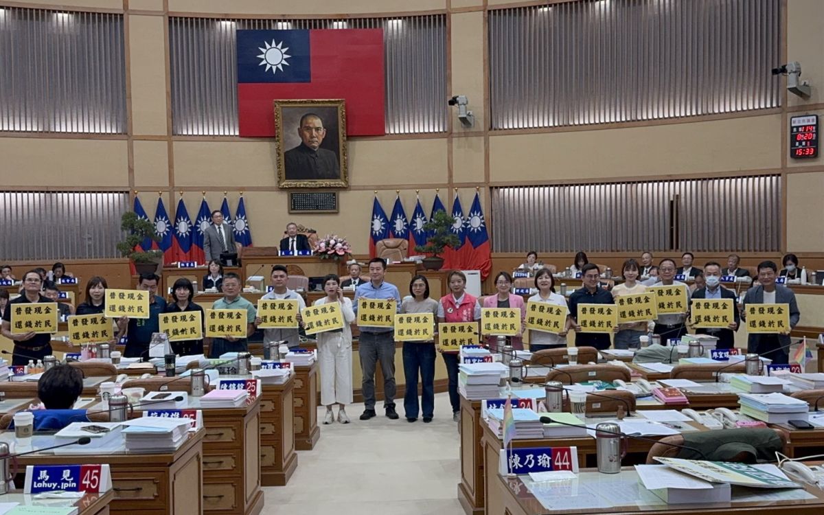 圖／民進黨團提出「普發現金四萬六」的臨時動議，在沒有任何議員的反對下，新北市議會議長蔣根煌裁示交由市府研議。（新北市議會民進黨團提供）