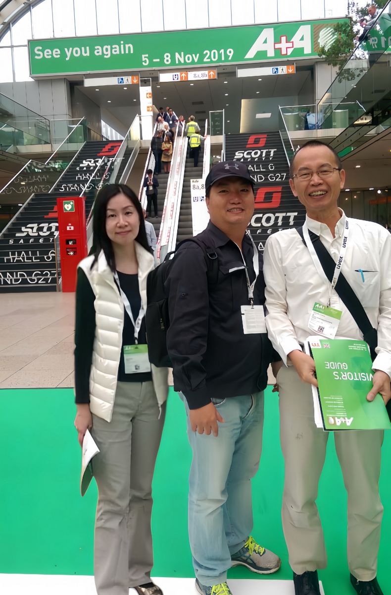 圖／設計師李莉庭、衣哥實業創辦人劉光安以及顧問蘇家煦（由左至右）飛往德國取經，學習最前沿的技術。（衣哥實業提供）