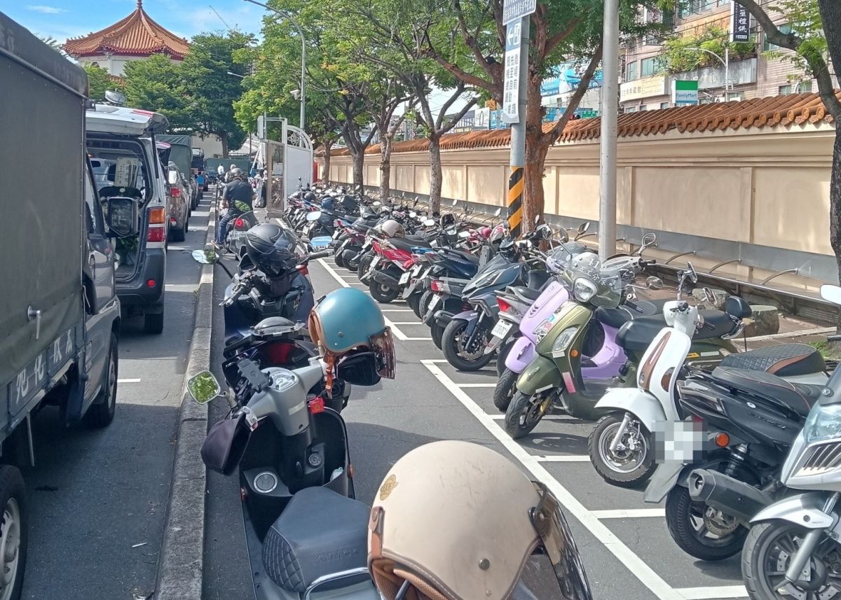 圖／山田摩衣提及，板殯禁止由側門騎機車入館後，業者只得將機車停放於原本就不足的民眾停車格，機車擠爆通道。（民眾提供）