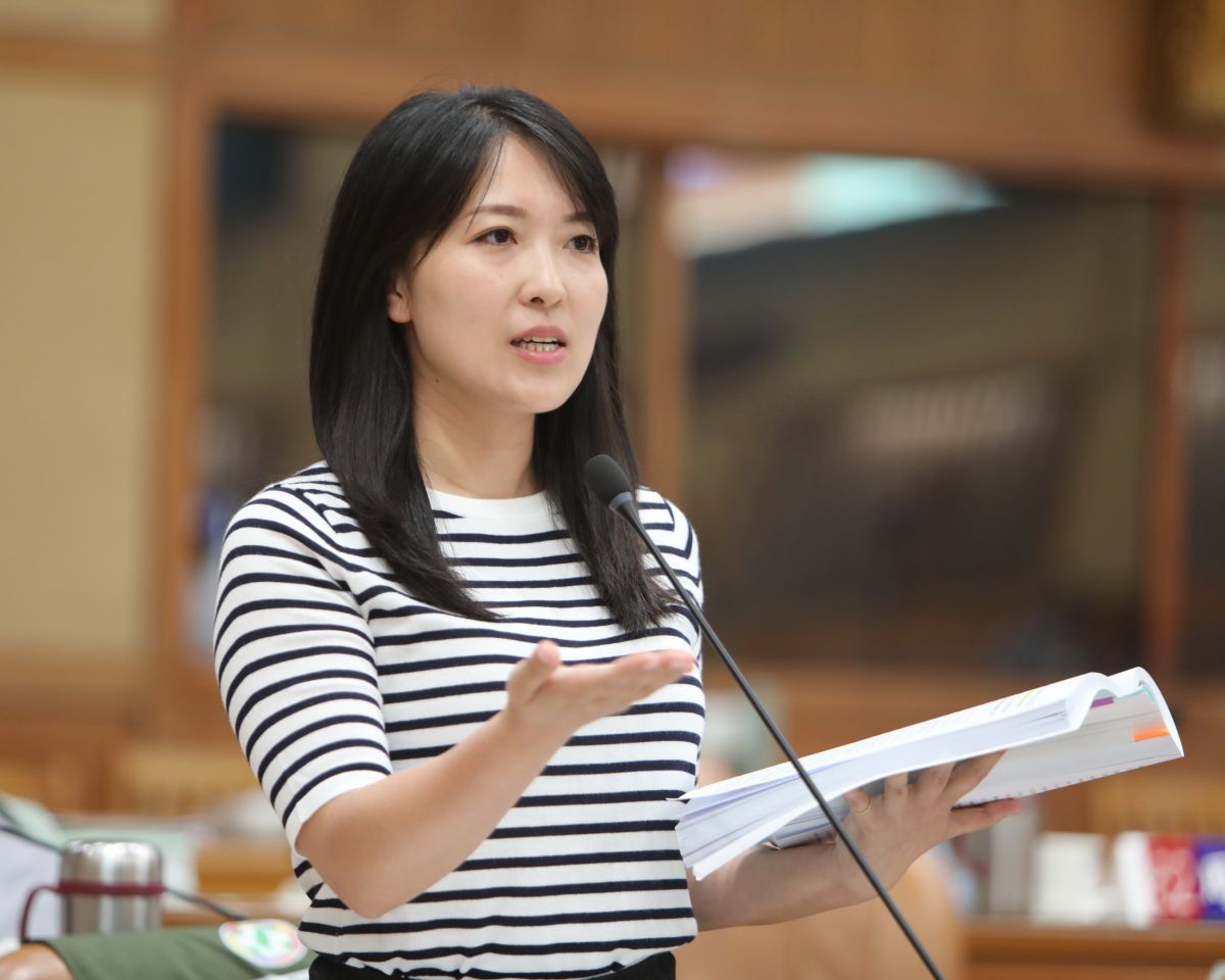 圖／山田摩衣提及，板殯數年前原有設置減速丘，後來因路面重鋪而取消，這才間接導致近年來館內騎乘速度偏快的問題。（新北市議員山田摩衣提供）