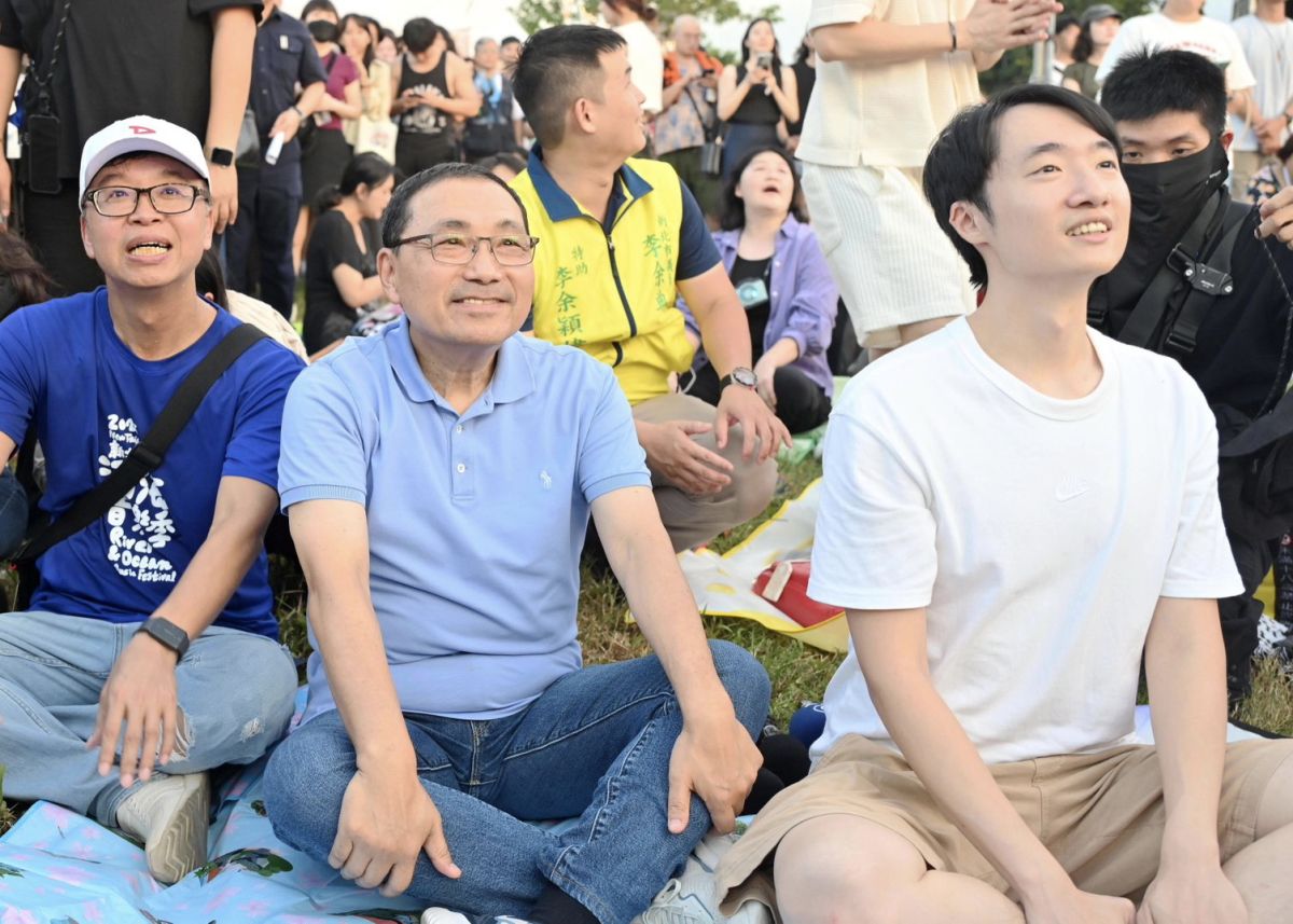 圖／侯友宜與民眾一同欣賞韓國樂團cotoba精彩演出，感受夏日音樂的魅力。（新北市政府新聞局提供）