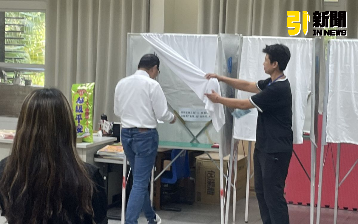 圖/投開票所工作人員還主動替侯友宜掀起圈票處的簾子。(記者陳志仁攝,2025.08.23)