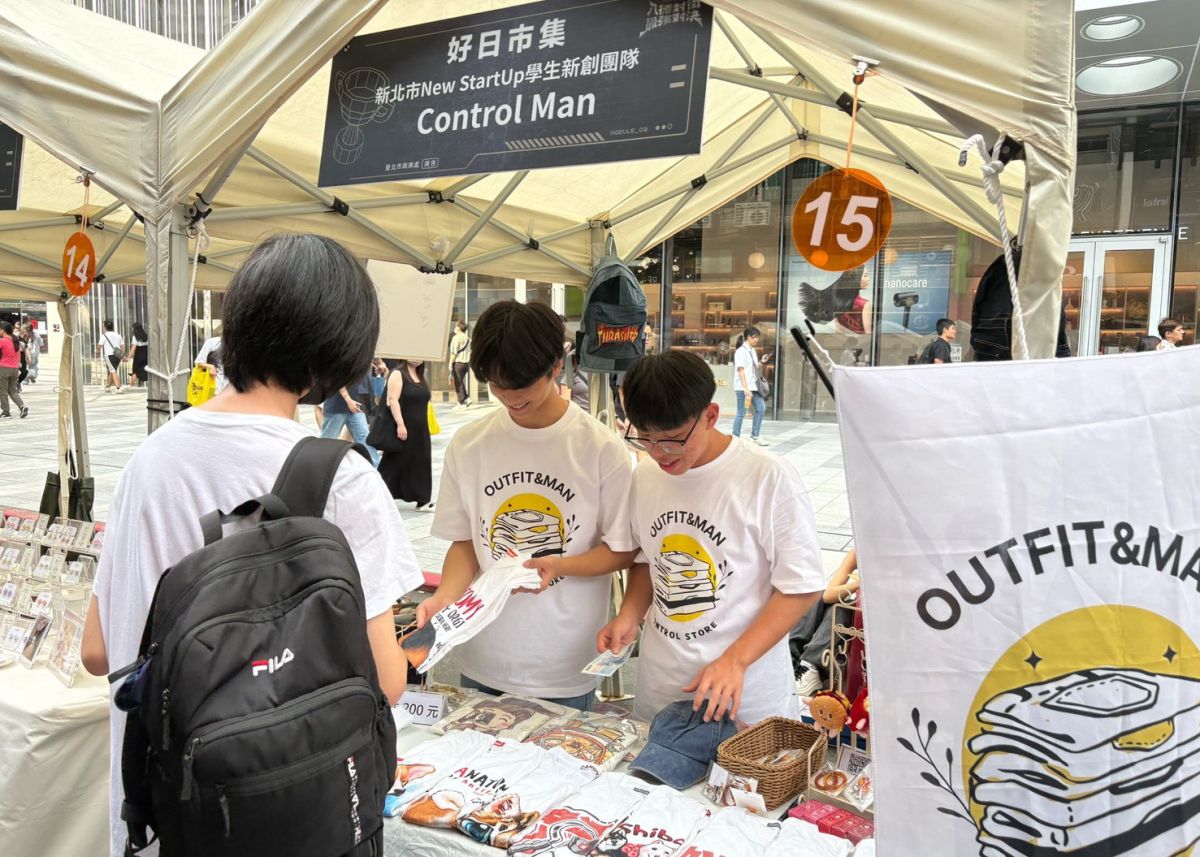 圖/淡水商工學生利用二手服飾在電商平台及市集擺攤學習行銷。(新北市政府教育局提供)