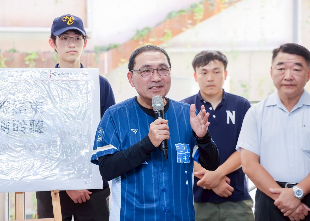 圖/侯友宜25日前往視察三重興穀國小操場共構地下停車場工程完工。(新北市政府新聞局提供)