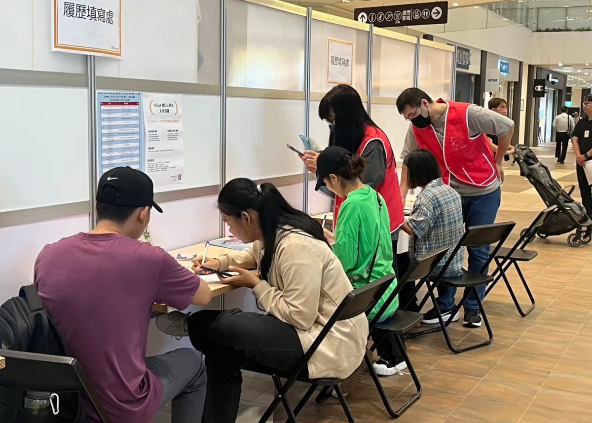 圖／就服處同仁提醒民眾如何填寫履歷表。（新北市政府就業服務處提供）