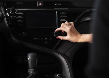 彎腰誤認引誘！停車場遇色狼　女遭「推上車侵犯」：讓妳死喔