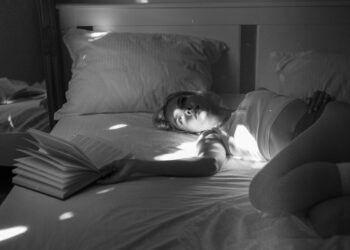 大叔裝20歲鮮肉約砲！硬闖女大生家　強逼「無套硬上」