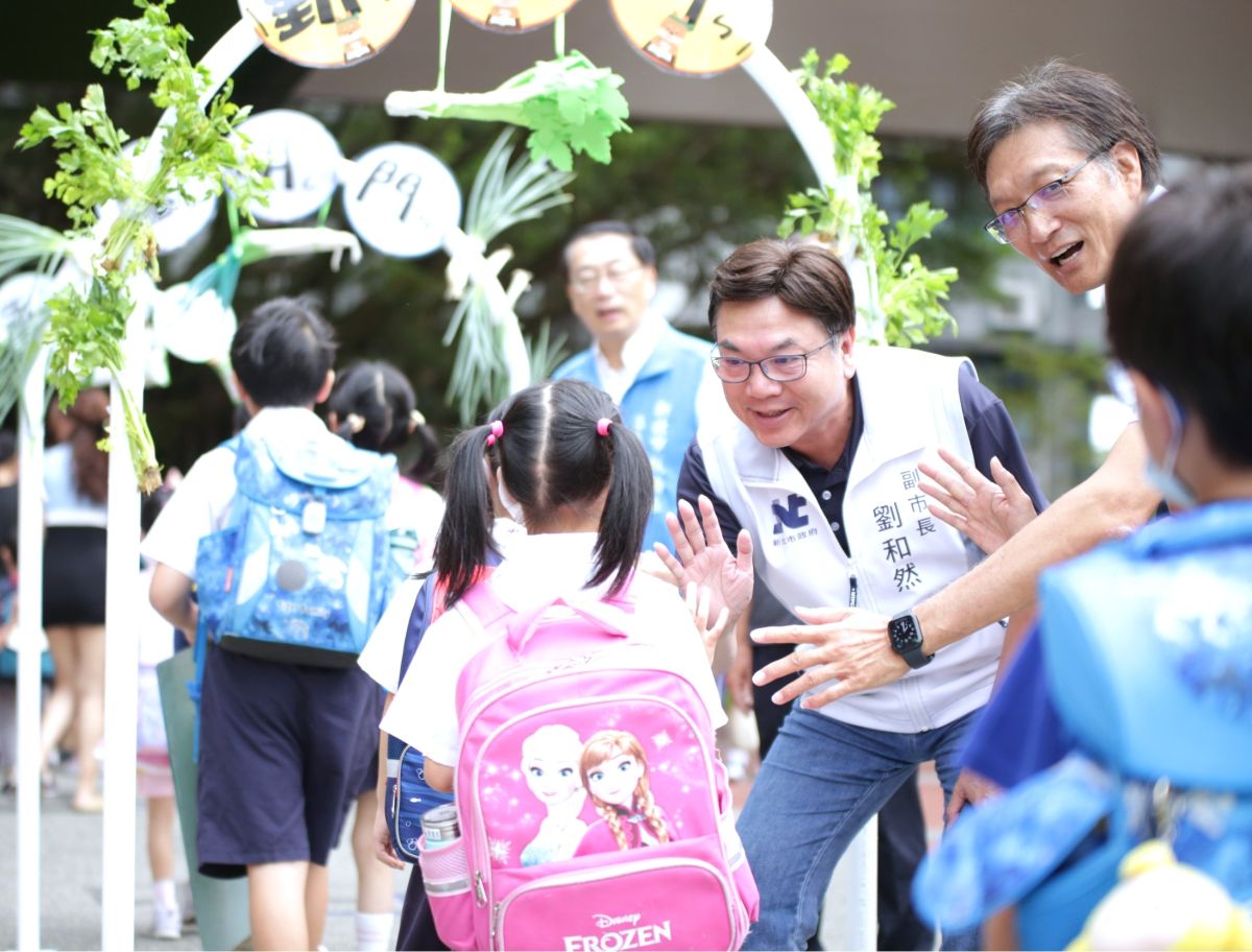 圖／副市長劉和然陪伴學童穿越通過「勤學門、聰明門、乖乖門」，在寓教於樂的儀式中迎接。（新北市政府教育局提供）