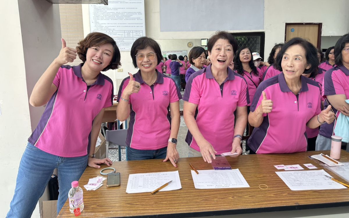 圖/真善美聯誼會會長黃琤婷(左一)說,活動初衷是希望透過DIY手作,讓不同世代有更多理解與陪伴,實踐「代間共感、共融共榮」的理念。(真善美聯誼會提供)