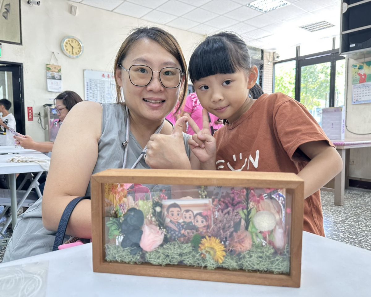 黃琤婷帶領祖孫三代手作 永生花相框留住幸福時光 黃琤婷帶領祖孫三代手作 永生花相框留住幸福時光