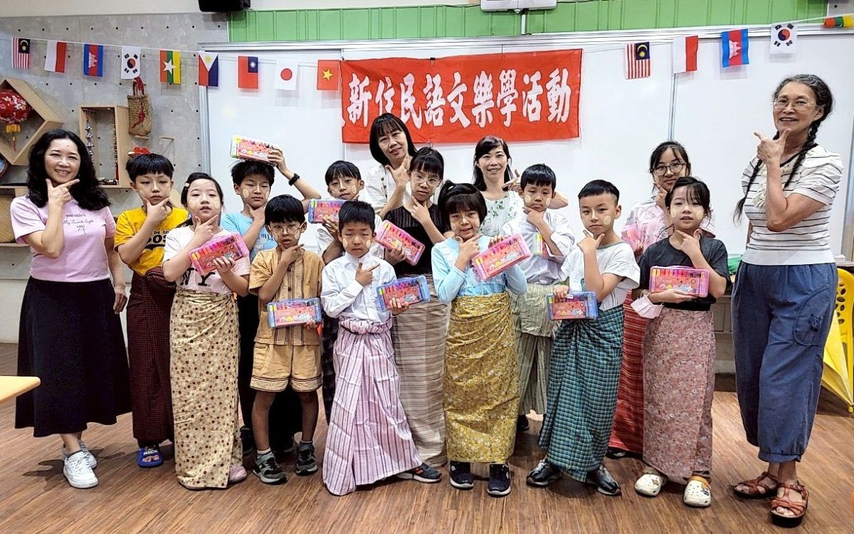 圖/秀朗國小同學參與新住民暑期樂學活動緬甸傳統服飾體驗及特納卡體驗。(新北市政府教育局提供)