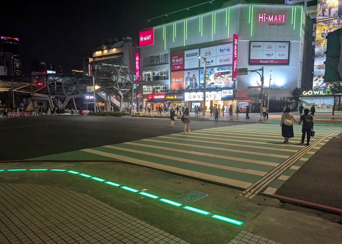 新北府中站試辦行人地面警示燈　夜間秒辨紅綠燈