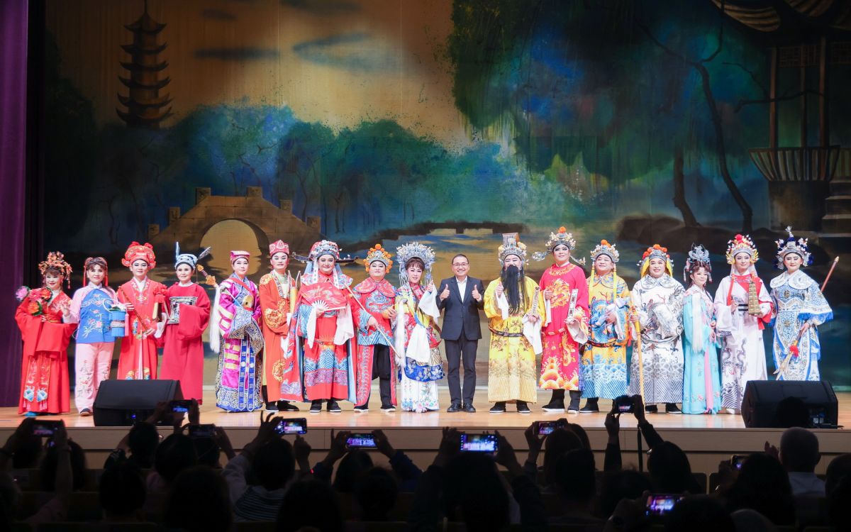 府會同台敬老獻藝 歌仔戲《半幅圍裙》溫暖新北 府會同台敬老獻藝 歌仔戲《半幅圍裙》溫暖新北