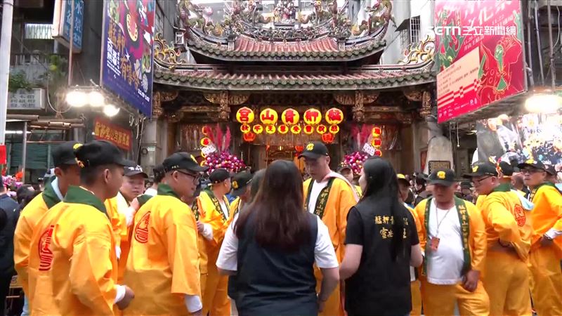圖／民眾不僅能體驗盛大遶境活動，這次也串聯周邊商圈舉辦文化特展，認識艋舺的無形文化資產。（翻攝 三立新聞）