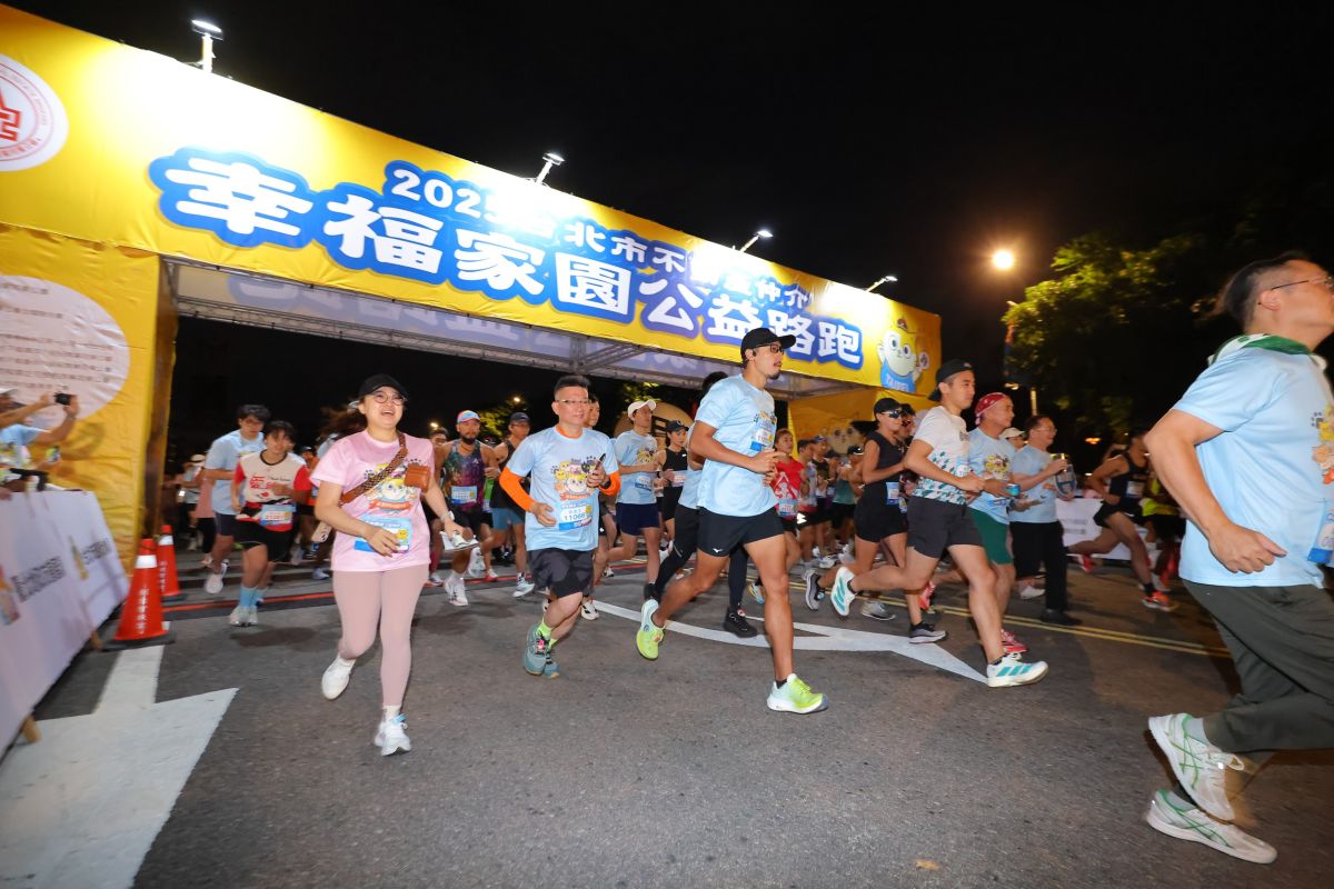 圖／21世紀不動產總經理王暐傑（前排藍衣者）親自領跑12K，在清晨的凱達格蘭大道上展現企業家毅力，以實際行動實踐對公益的堅持。（21世紀不動產 提供）