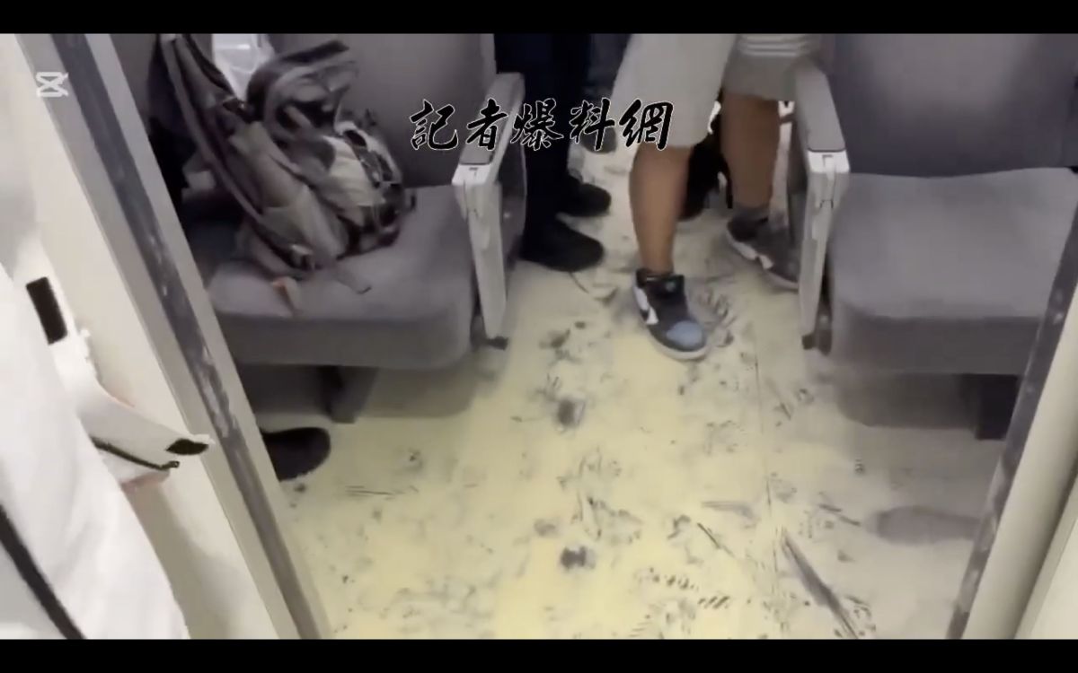 圖／台鐵132次新自強號昨（26）日發生失控事件，一名男子無故取用滅火器亂噴，在台鐵員工與旅客合力壓制下，警方將該男子送辦。（翻攝 記者爆料網 YouTube）