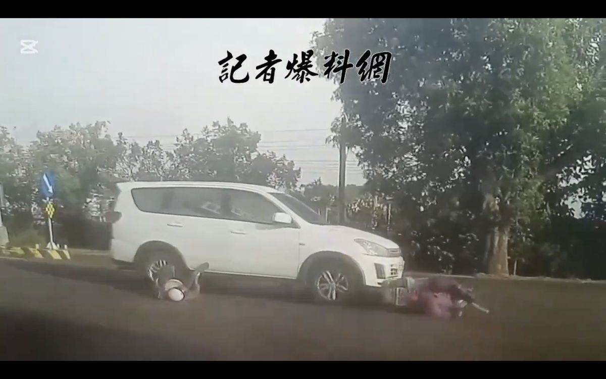 圖／嘉義水上前（25）日發生一起碰撞事故，一對高齡夫妻騎機車準備迴轉時，遭另一位高齡女性駕駛自小客車撞上。（翻攝 記者爆料網 YouTube）