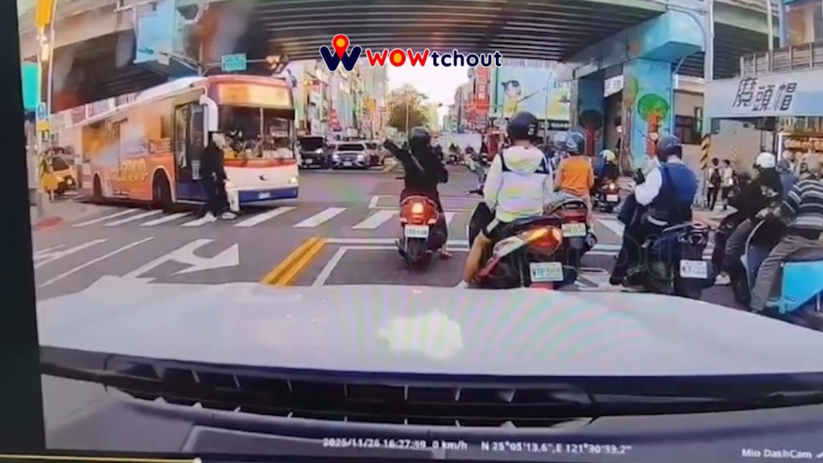 圖／公車右轉時，與正在斑馬線通行的老翁發生碰撞，老翁倒地後遭捲入車側，送醫宣告不治。（翻攝 WoWtchout - 地圖型行車影像分享平台 YouTube）