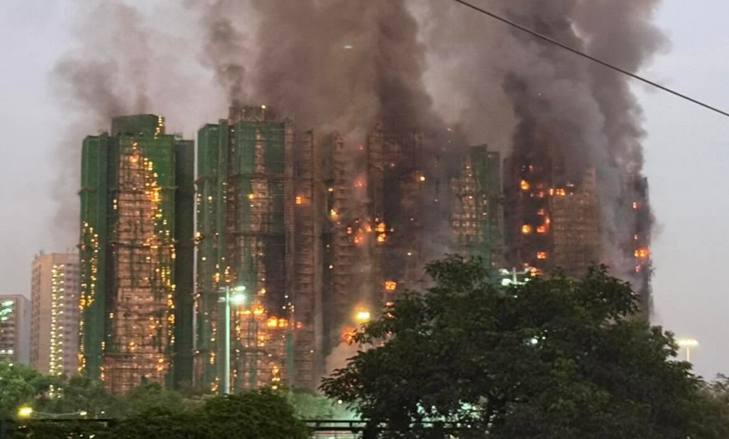 圖／大樓外牆維修搭建的大量竹棚（鷹架）迅速成為助燃路徑，火勢一口氣蔓延多棟住宅大樓。（翻攝 Threads）