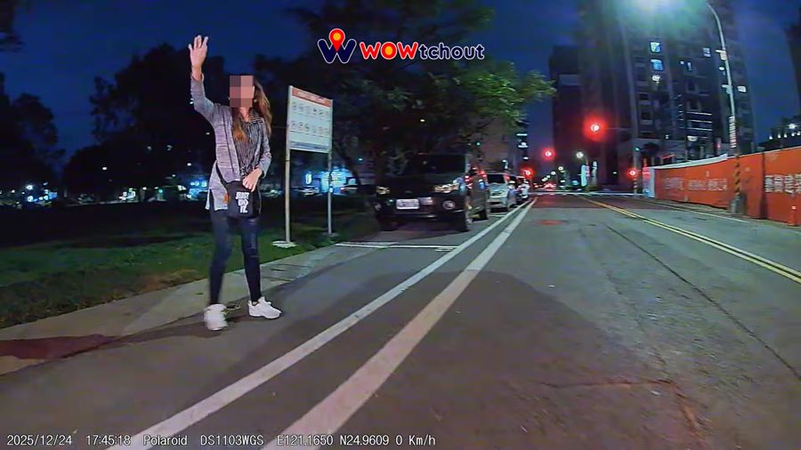 圖／桃園一名女子人肉佔位，駕駛二話不說直接倒車。（翻攝YouTube／WoWtchout - 地圖型行車影像分享平台）