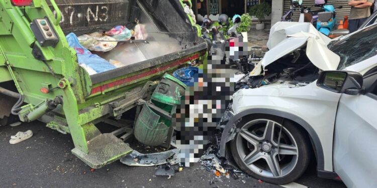 圖/23歲陳姓女清潔人員在垃圾車後方執行回收作業時,遭48歲鄭姓男子駕駛的賓士轎車高速追撞,當場夾死。(翻攝 記者爆料網)