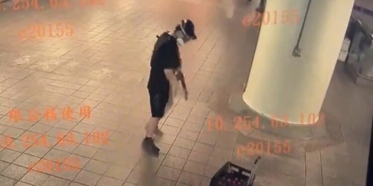 圖／警方初步研判他可能畏罪跳樓，但根據多項現場跡證與專家分析，實際情況恐非輕生，而是逃亡過程中不慎失足，意外墜樓。（翻攝 記者爆料網）