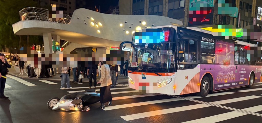 圖／台北市中山捷運站外、誠品南西店周邊昨（20）日晚間發生一起交通事故。（翻攝 記者爆料網）
