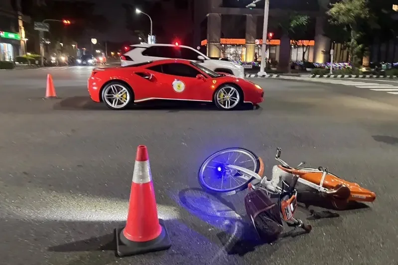 圖／一名11歲男童騎乘UBike時不慎撞上一輛紅色法拉利488GTB。（翻攝 threads）