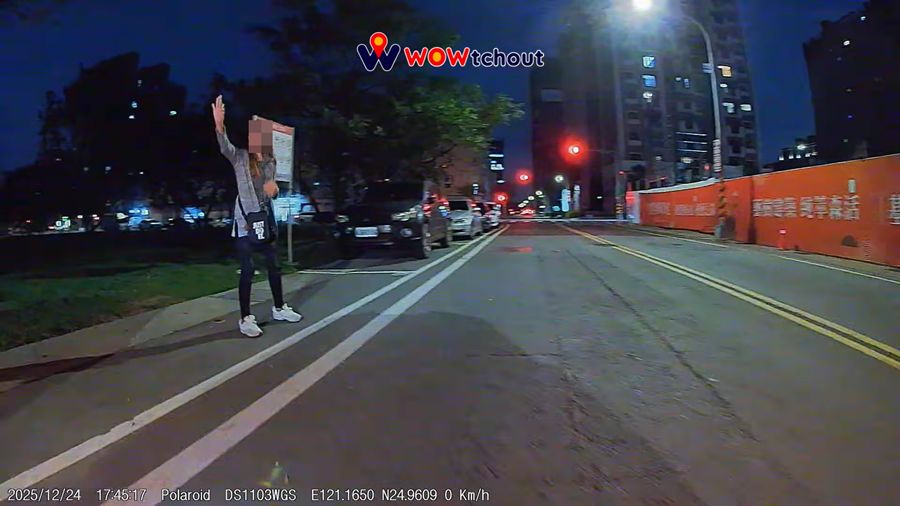 圖／桃園一名女子人肉佔位，駕駛二話不說直接倒車。（翻攝YouTube／WoWtchout - 地圖型行車影像分享平台）