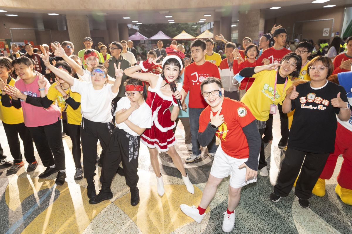 圖/藝人唐玲和30位頭戴狀元帽的喜樂家族成員,一起歡樂共跳潔牙舞。(松山社區大學 提供)