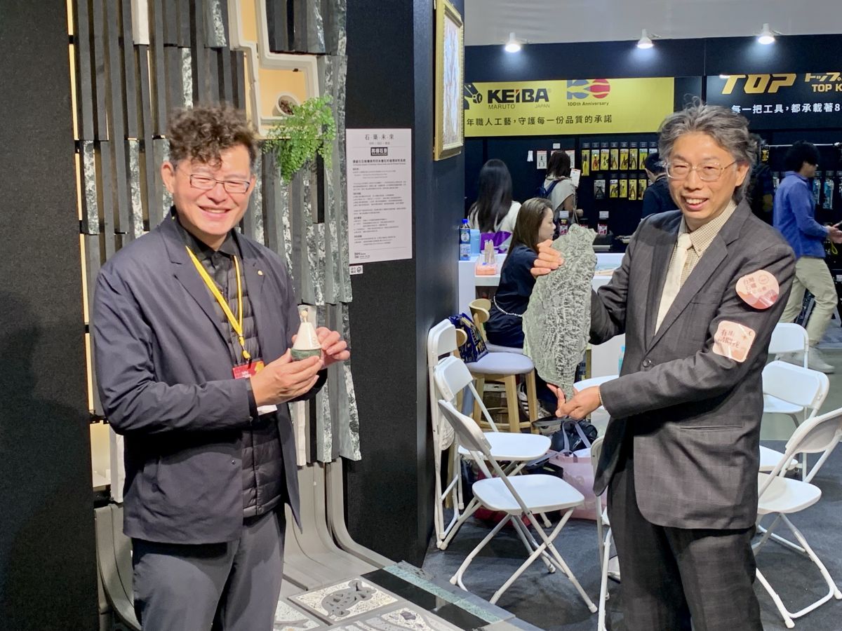 圖／台北市室內設計裝修商業同業公會理事長謝坤學（左）與台灣區石礦製品工業同業公會理事長黃建堯展示石材製品。（石礦製品工會 提供）