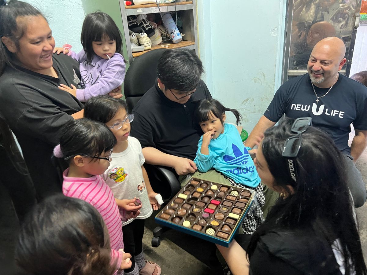 圖／創辦人 Alexy 與未婚妻 Katherine 親赴桃園偏鄉陪讀班，發送點心並親切互動。（美商新生命提供）