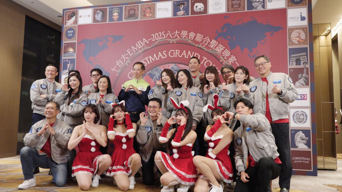 圖/女神們與學長姐們快樂合影。(奧汀整合行銷 提供)