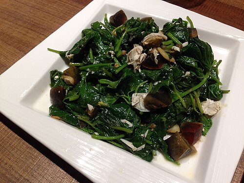 圖/一把約 30 元的地瓜葉含有多種營養素,包括鉀、鐵及膳食纖維等。(翻攝 維基百科)