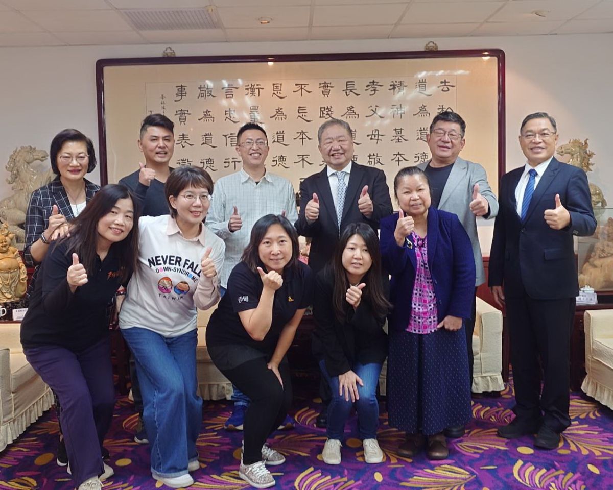 圖／新北市議會議長蔣根煌亦邀集多個社福單位代表至議會茶敘，傾聽第一線需求並致贈慰問金。（新北市議會提供）