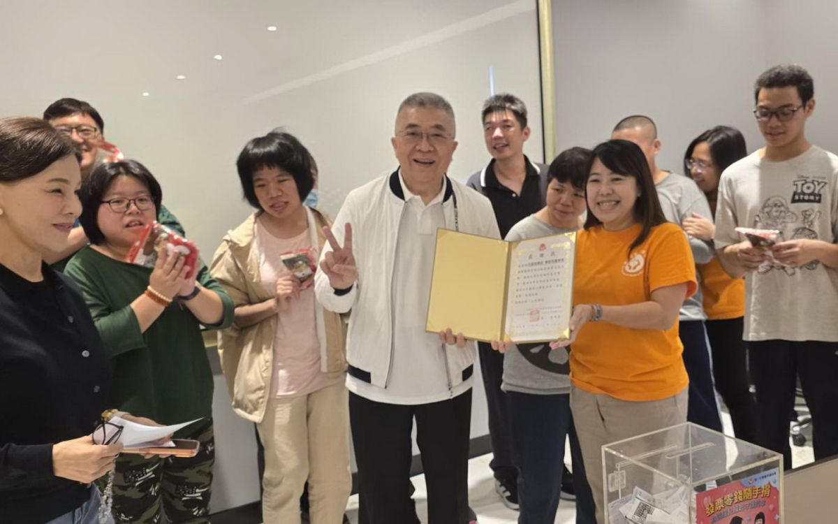 圖／「第一社會福利基金會」到場頒發感謝狀。（五常里長林忠諺提供）