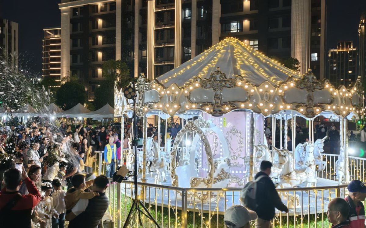 圖／三重區「仁義重劃區」的大型親子活動邁入第五年，吸引逾 4000 人次參與的「聖誕萌樂園—聖誕送暖分享愛」。（五常里長林忠諺提供）