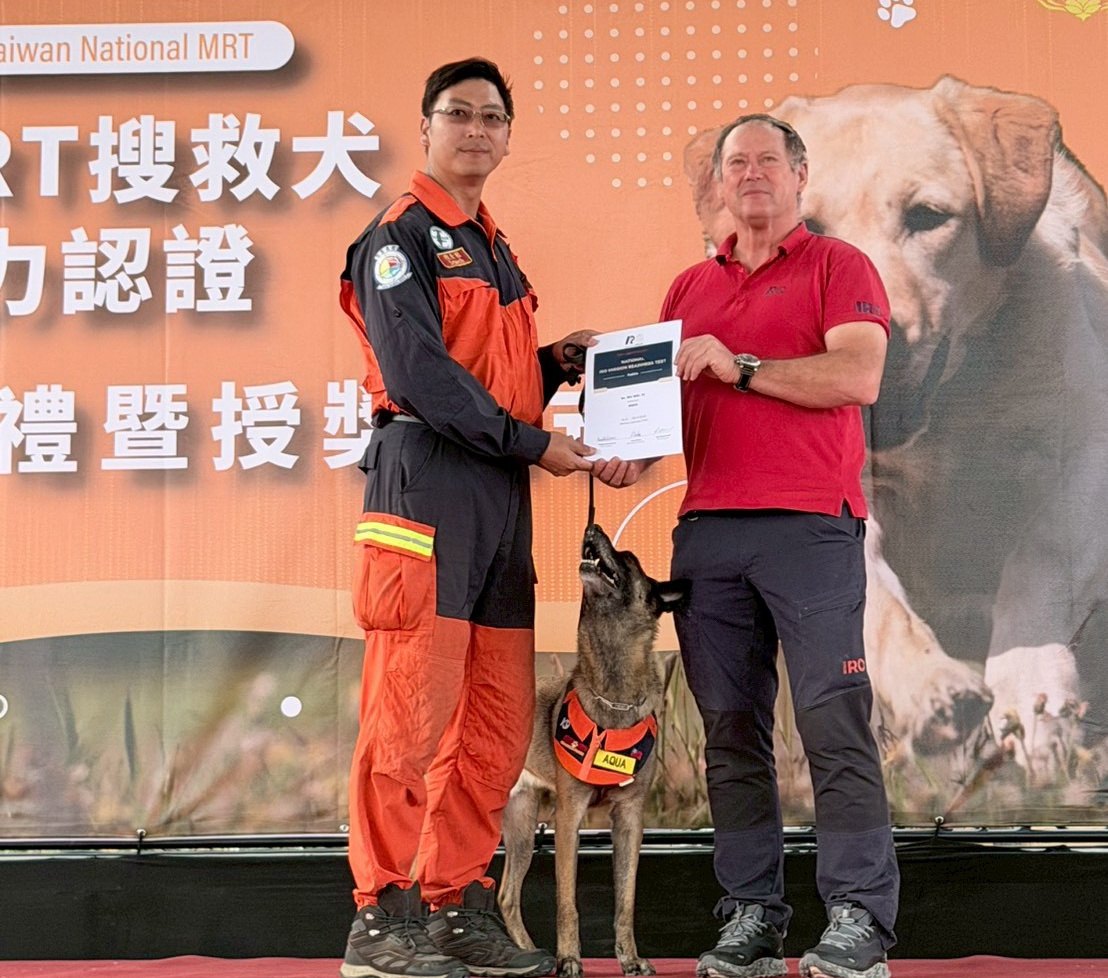 圖／Alois Balog,IRO 主席，頒發通過證書。（新北市消防局提供）