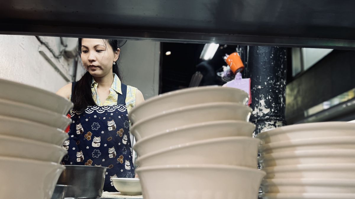 圖／越南新住民陳秋柳在電影《左撇子女孩》片中飾演在單親媽媽淑芬的麵攤打工。（陳秋柳轉電影公司提供）