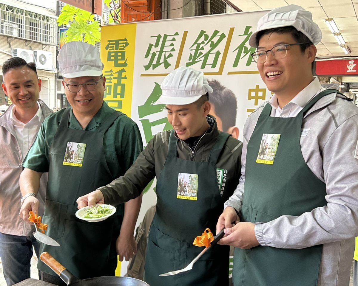 圖／「民主炒米粉」的橋段，由張銘祐、立委王義川及律師詹晉鑒親自下廚出菜。（張銘祐提供）