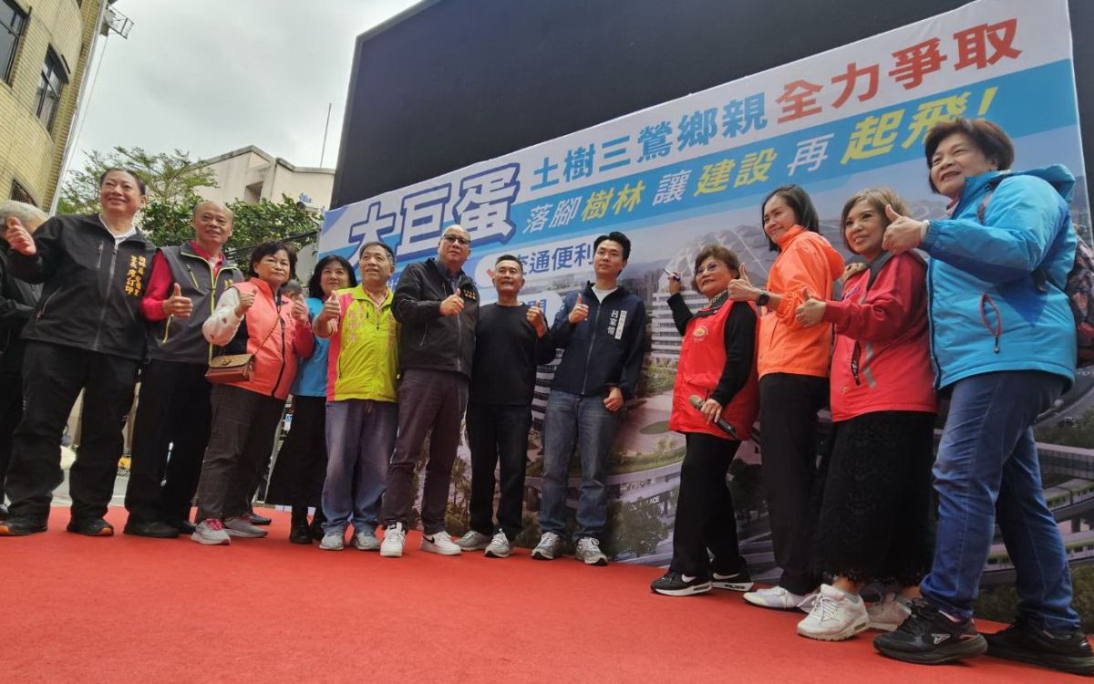 圖/新北市議員洪佳君攜手新北市城市願景展望協會理事長何玉枝、海明寺明光法師與健民協會董事長高文良,舉辦「爭取新北大巨蛋落腳樹林」連署活動。(新北市議員洪佳君提供)