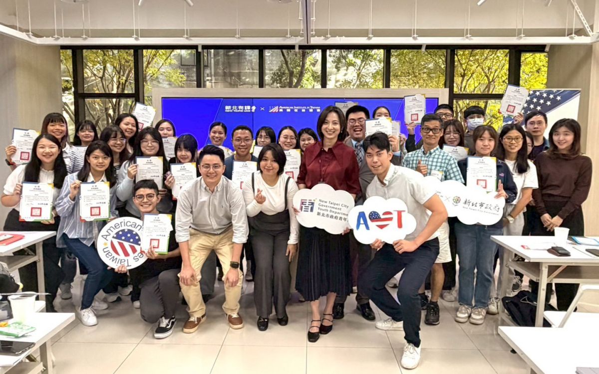 圖/新北市政府青年局與AIT合作開辦的「英語學習社」,讓學員成功掌握外商面試應答技巧。(新北市政府青年局提供)