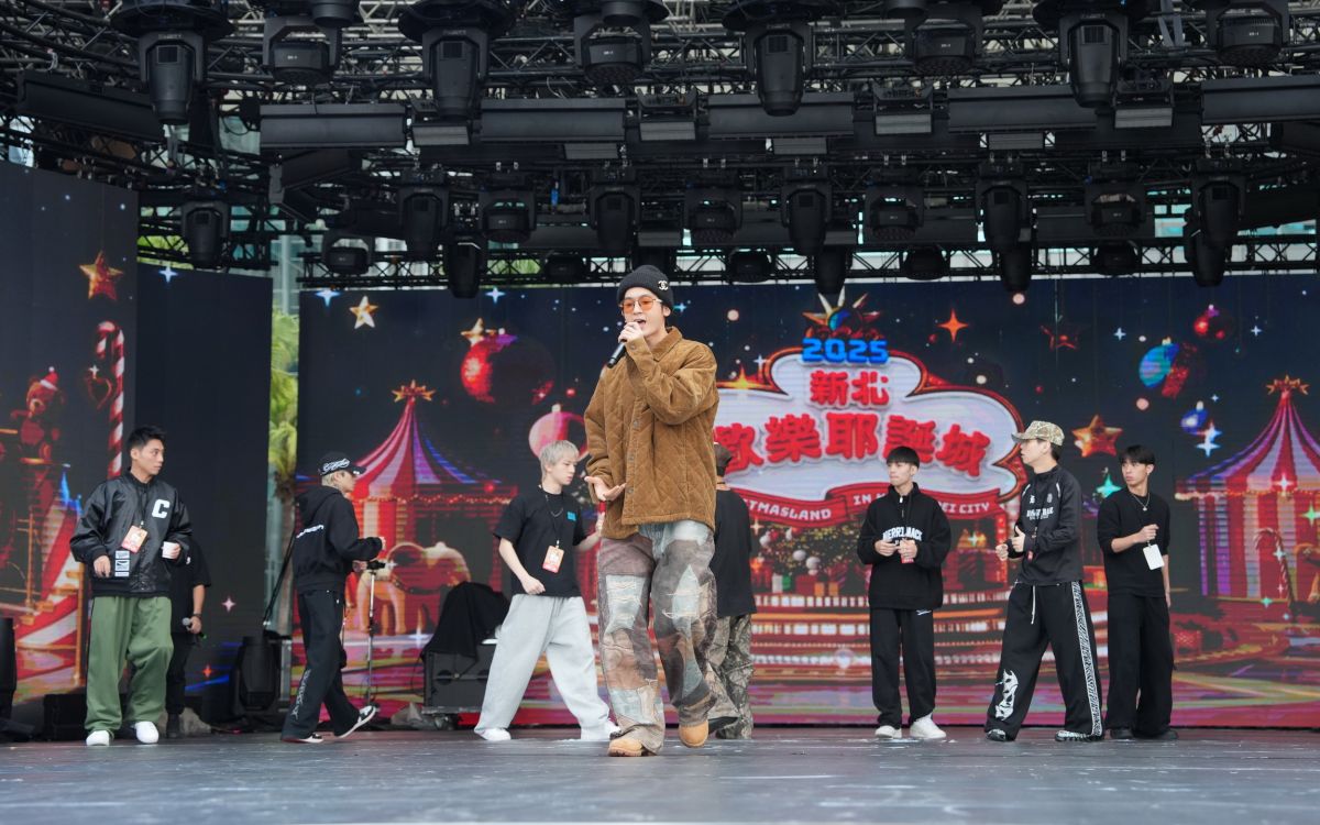 圖／睽違九年並於今年7月發行最新專輯的小樂 吳思賢接力演唱，讓提前到現場等待的歌迷一飽耳福。（新北市政府觀光旅遊局提供）