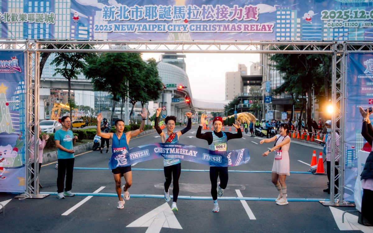 圖／「新北市耶誕馬拉松接力賽」的一般競賽組，由「環保謙虛搶第一」奪冠。（新北市政府觀光旅遊局提供）