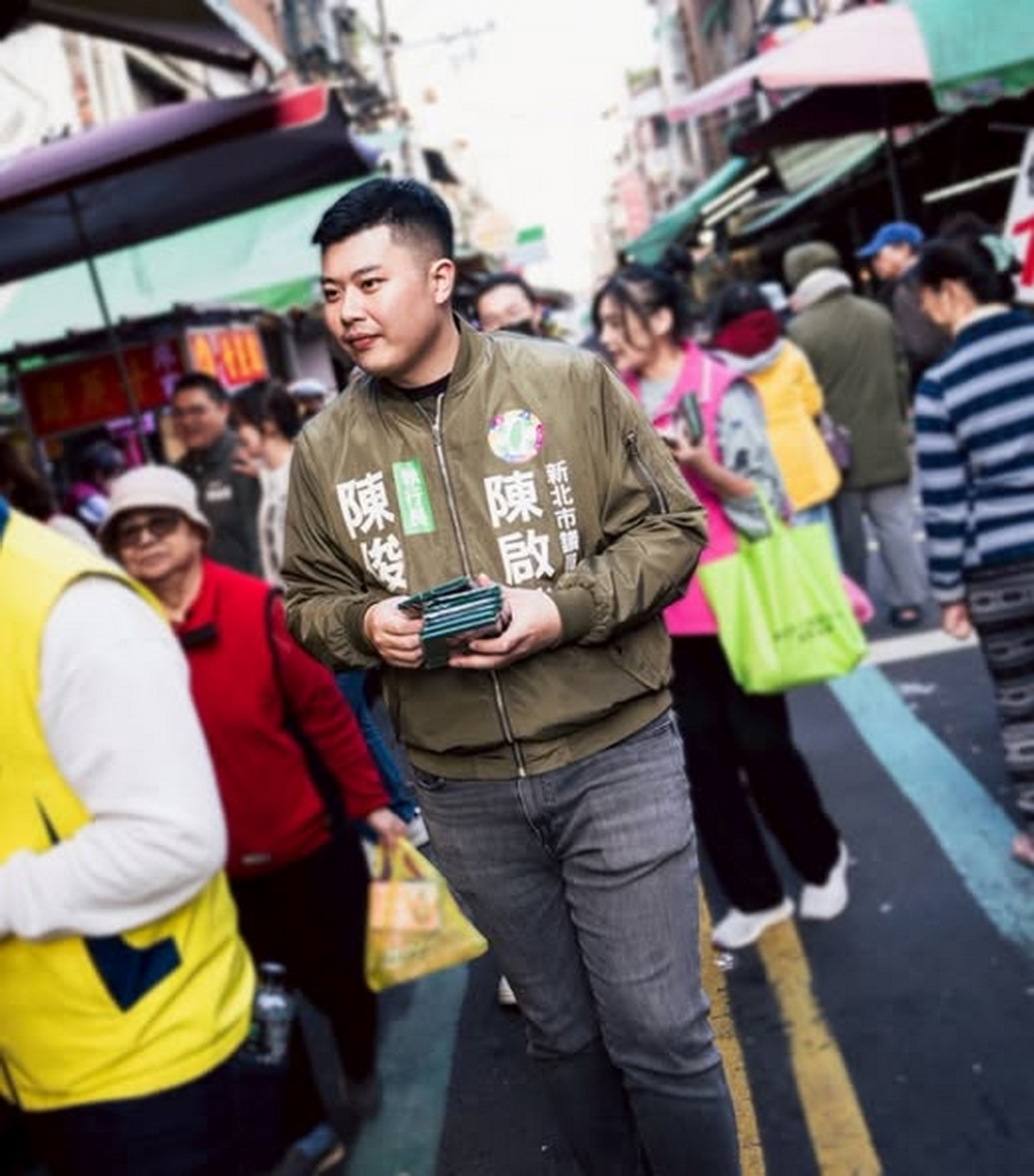 圖/新北市議員陳啟能與辦公室執行長陳俊維整理重點後指出,「原地重建」並非臨時起意,而是早在前市長朱立倫任內即已拍板定案。(陳啟能臉書)