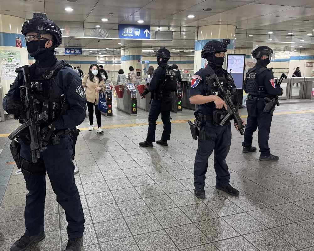 圖／新北警方已立即加強各捷運站、轉乘樞紐及人潮熱點巡邏，並配合捷運單位提升維安應變，確保站內外安全。（新北市政府警察局臉書）