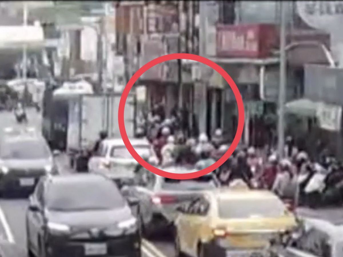 圖／邱姓男子在捷運站出口外大聲吼叫「我有槍」，並朝二號出口的方向移動。（蘆洲分局提供）