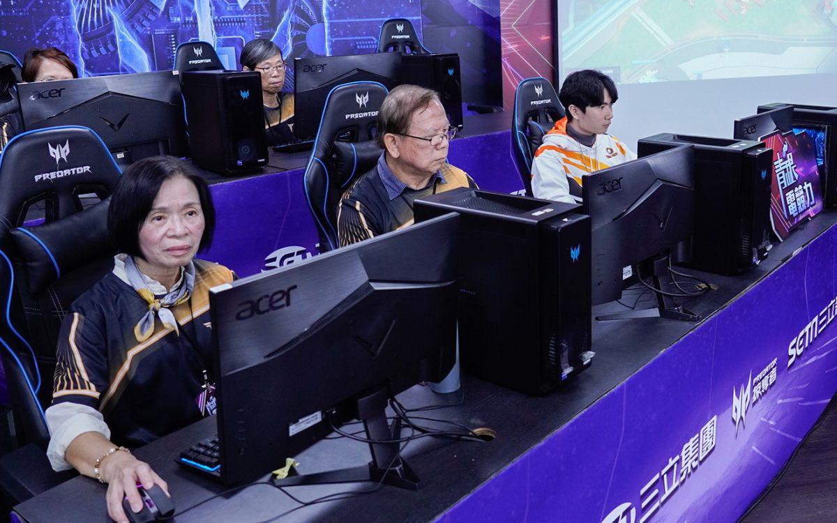圖/長輩和年輕人組隊挑戰MOBA遊戲《G9:League of Aces》。(新北市政府社會局提供)